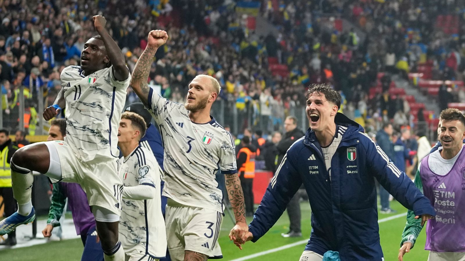 ยูโร 2024 : อิตาลีป้องกันแชมป์ผ่านเข้ารอบทัวร์นาเมนต์หลังเสมอยูเครนแบบไร้สกอร์ |  ข่าวฟุตบอล