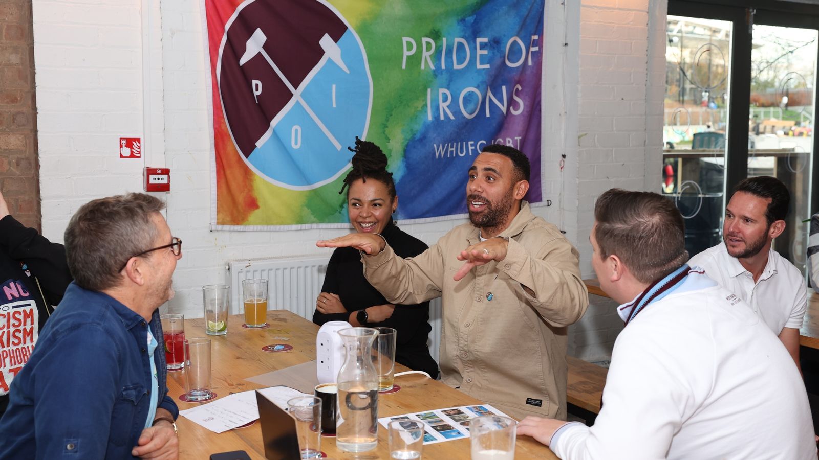 Rainbow Laces: กลุ่มแฟนคลับ LGBTQ+ ของเวสต์แฮมชื่นชมสโมสรหลังงานเปิดตัว 'Pride Bar' |  ข่าวฟุตบอล