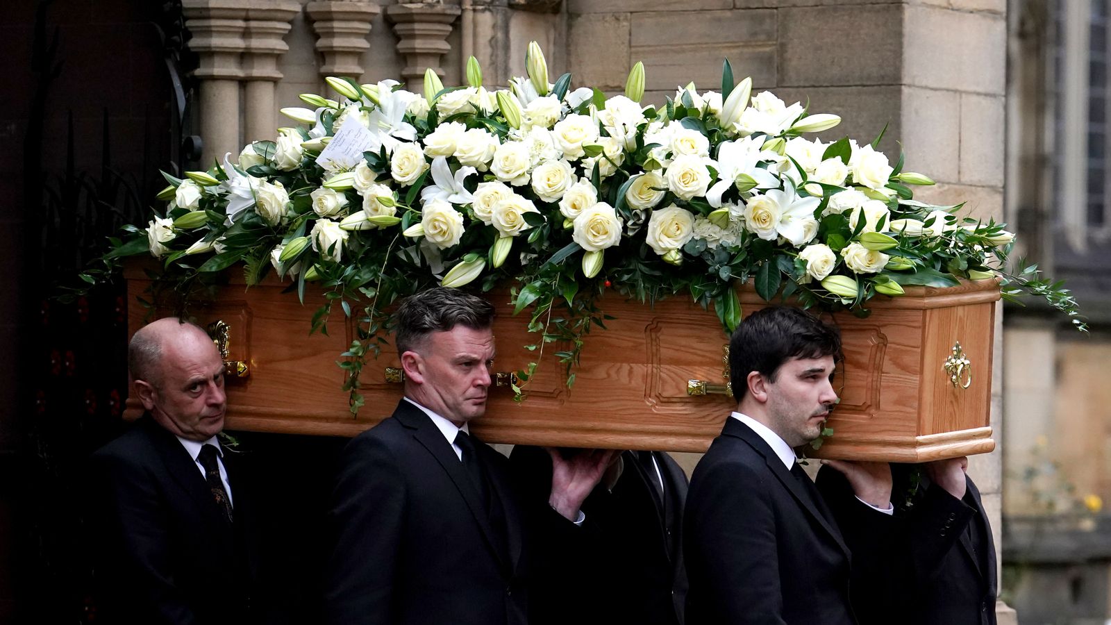 เซอร์ บ็อบบี้ ชาร์ลตัน: คนนับพันร่วมไว้อาลัยตำนานแมนเชสเตอร์ ยูไนเต็ด และอังกฤษในงานศพ |  ข่าวฟุตบอล